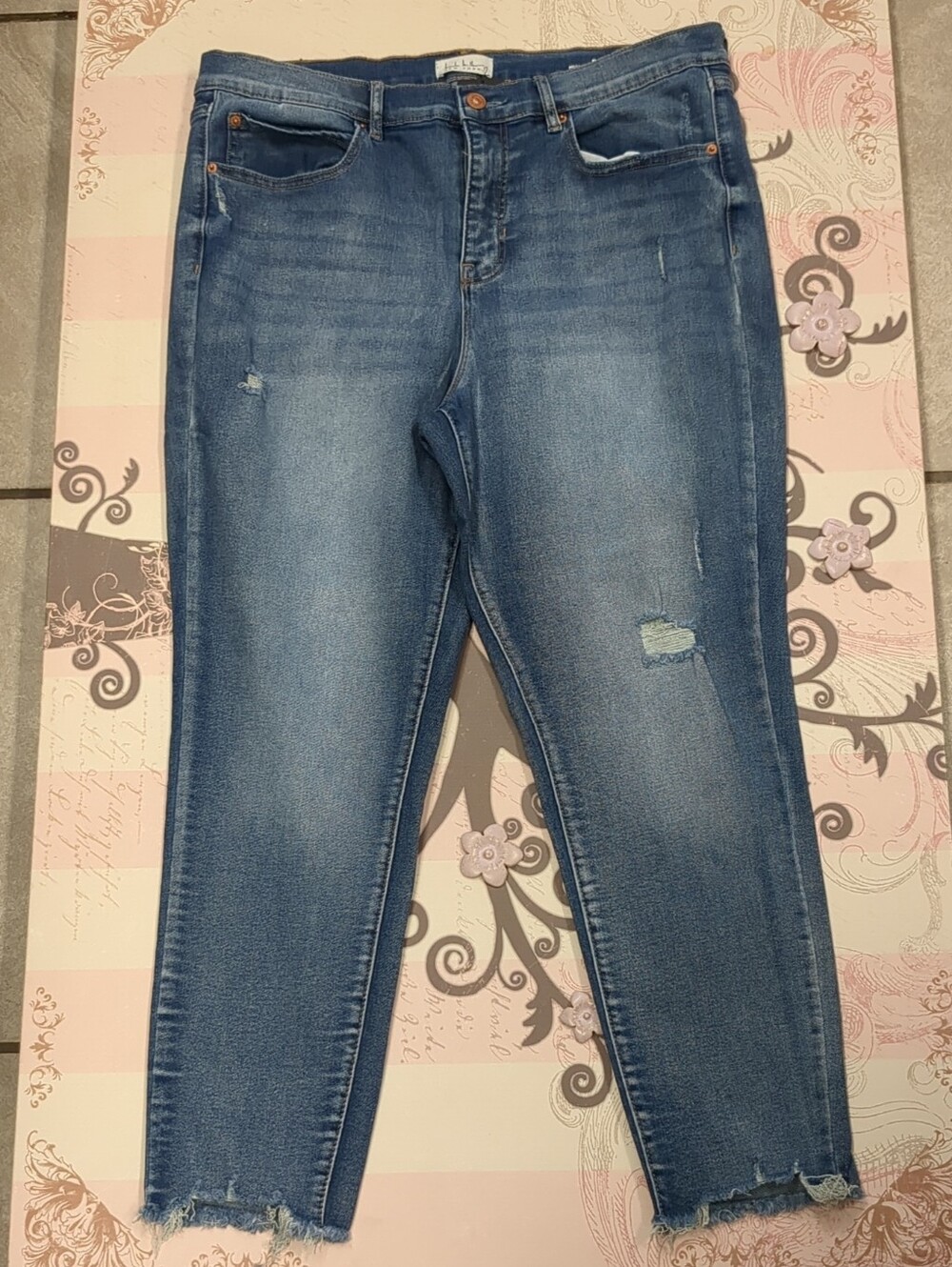 Ankle Crop Distressed Jeans